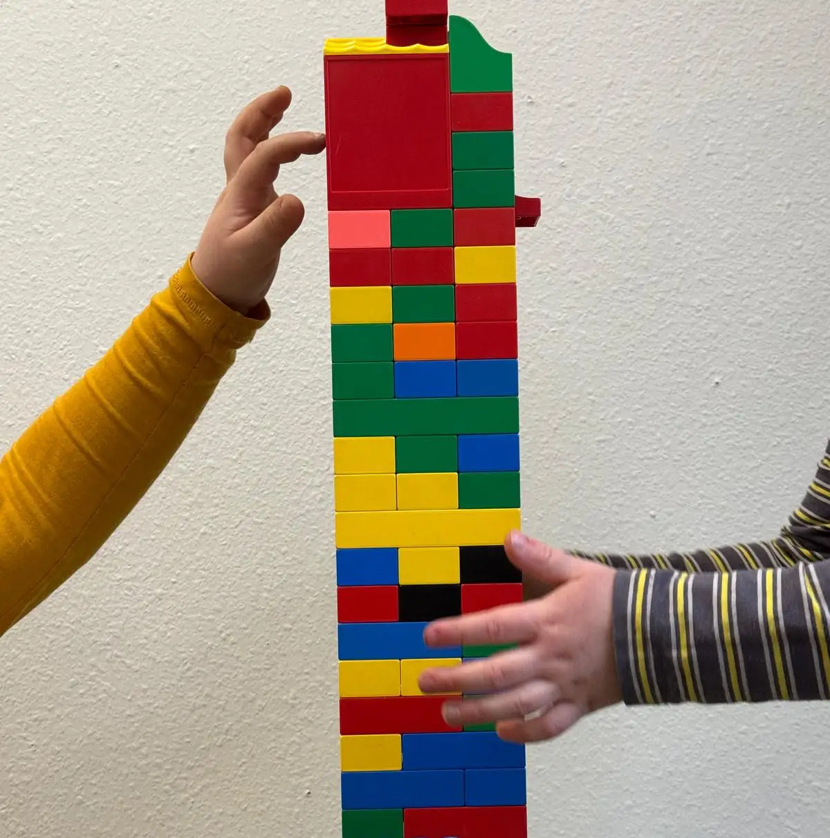 lego-turm-hände